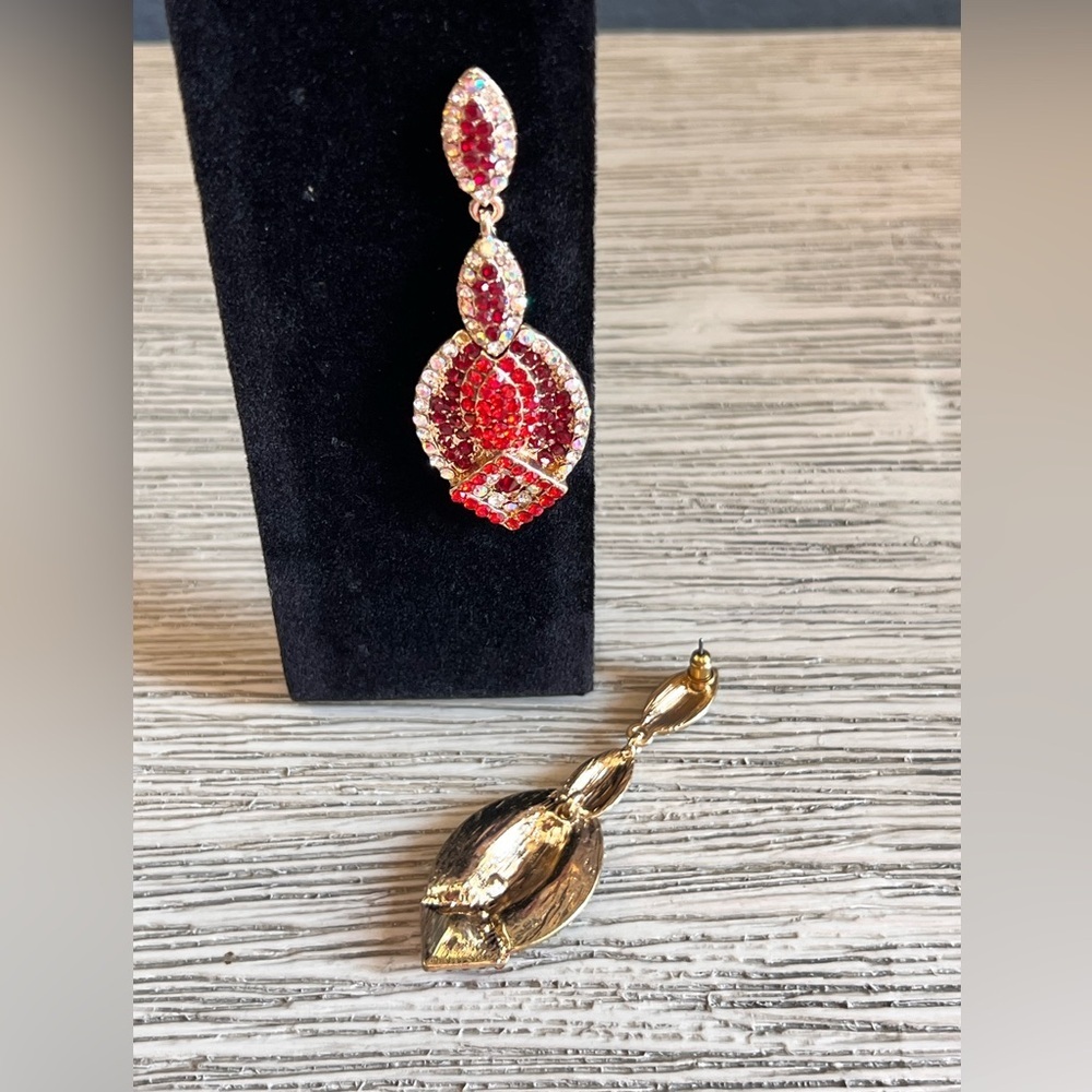 Elegant Red and Gold Dangle Earrings - Picture 3 of 3